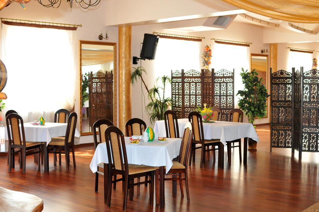 Hotel Restauracja Lorenzo Stopnica Экстерьер фото