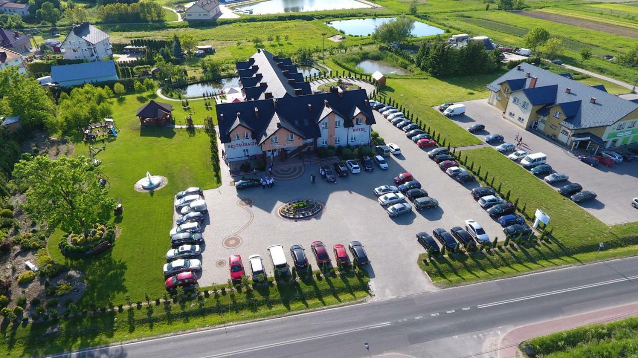 Hotel Restauracja Lorenzo Stopnica Экстерьер фото